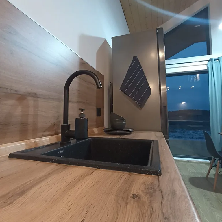 Дом 80m2 — чан, кухня, вид на реку