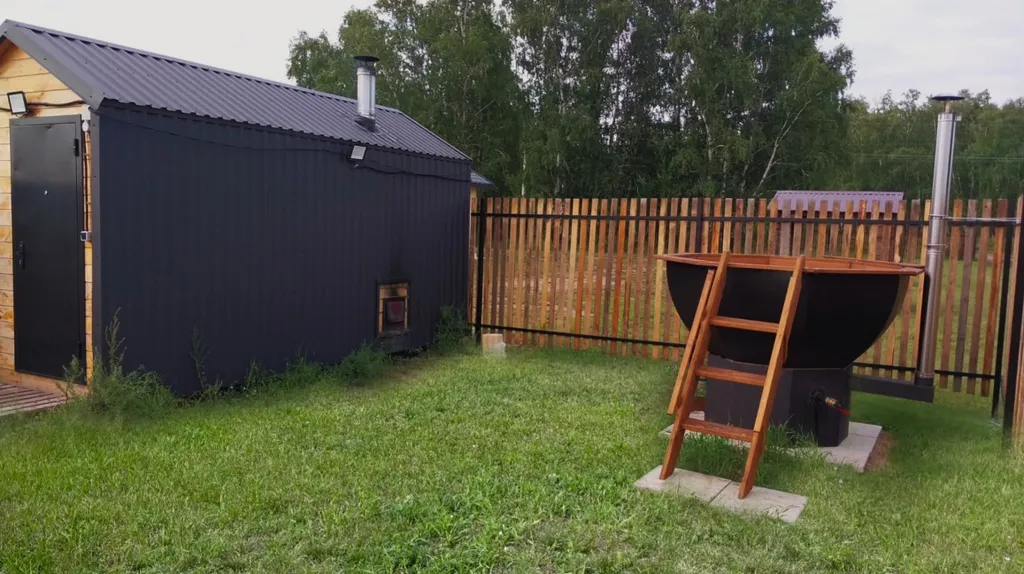 Дом 60m2 — чан на улице, современный интерьер, доступ к природе