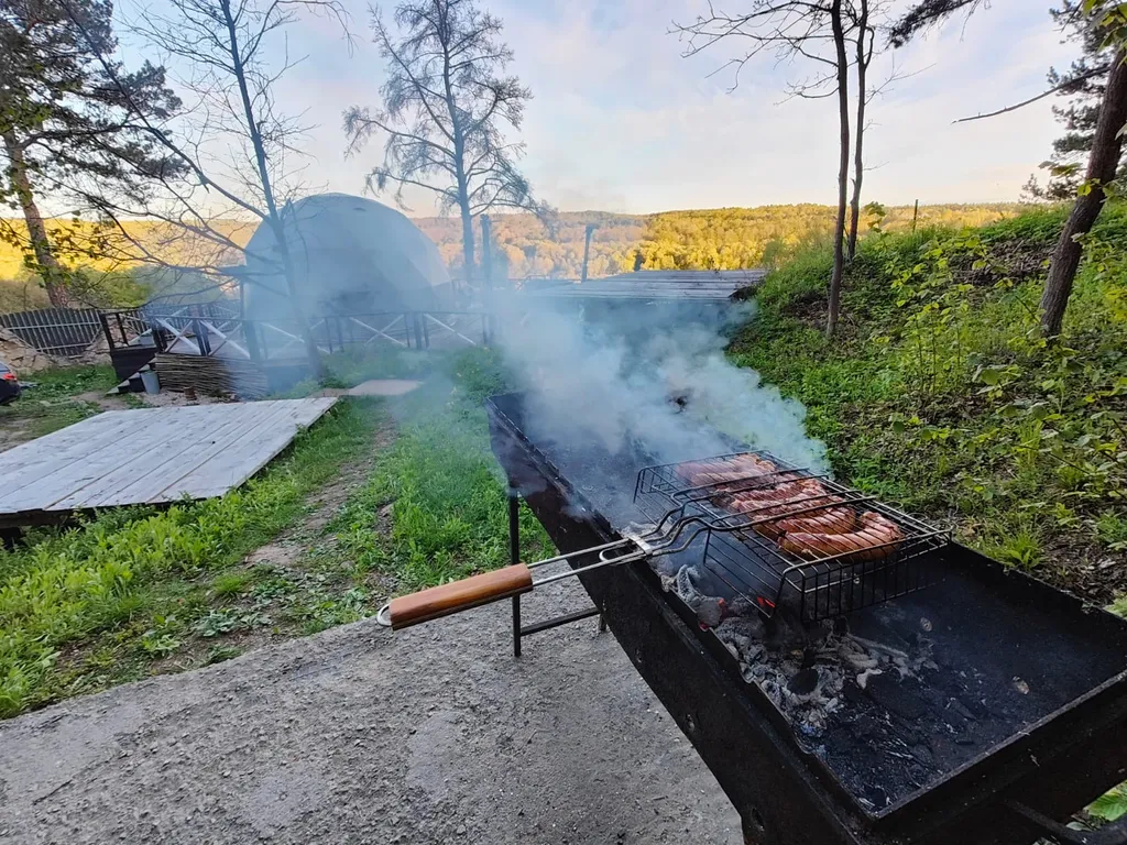 Глэмпинг 38m2 — чан, кухня, панорамный вид на реку